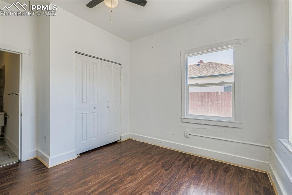 Image 6 of 11: Bedroom