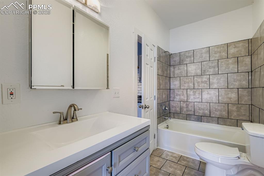 Image 7 of 11: Bathroom