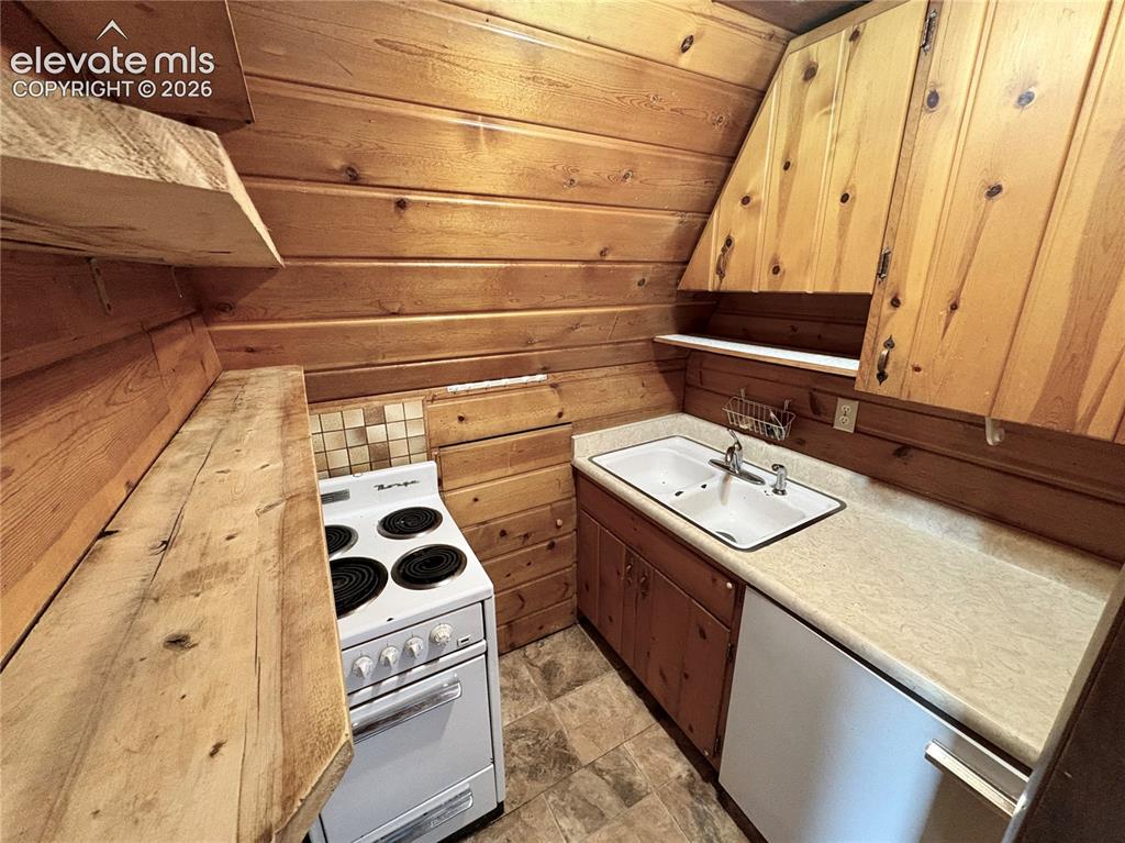 Image 11 of 19: Kitchen