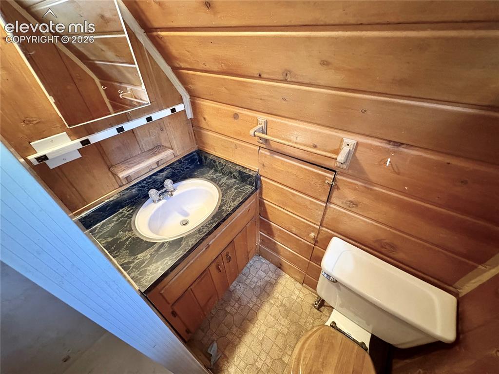 Image 13 of 19: Bathroom