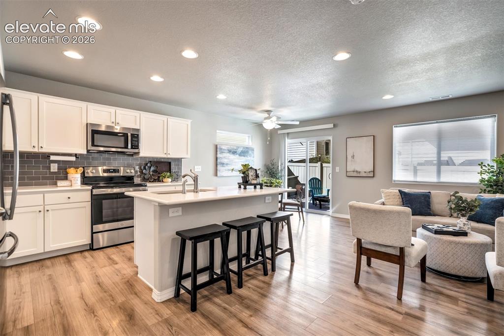 Image 15 of 49: Kitchen