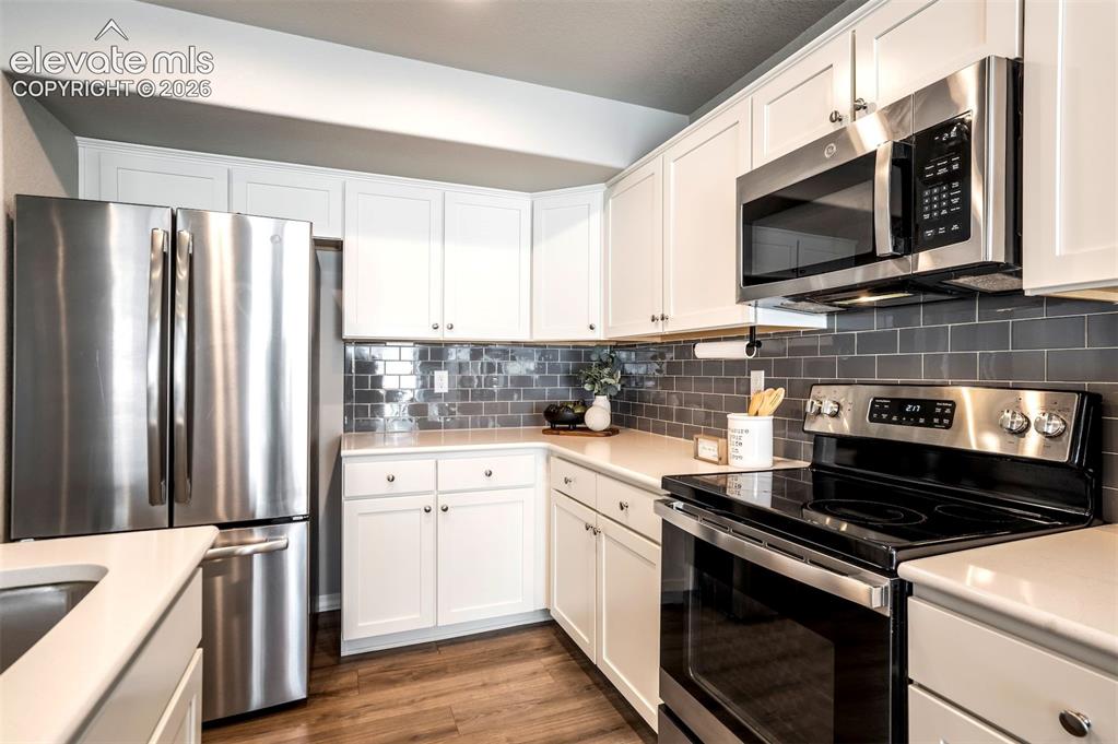 Image 17 of 49: Kitchen