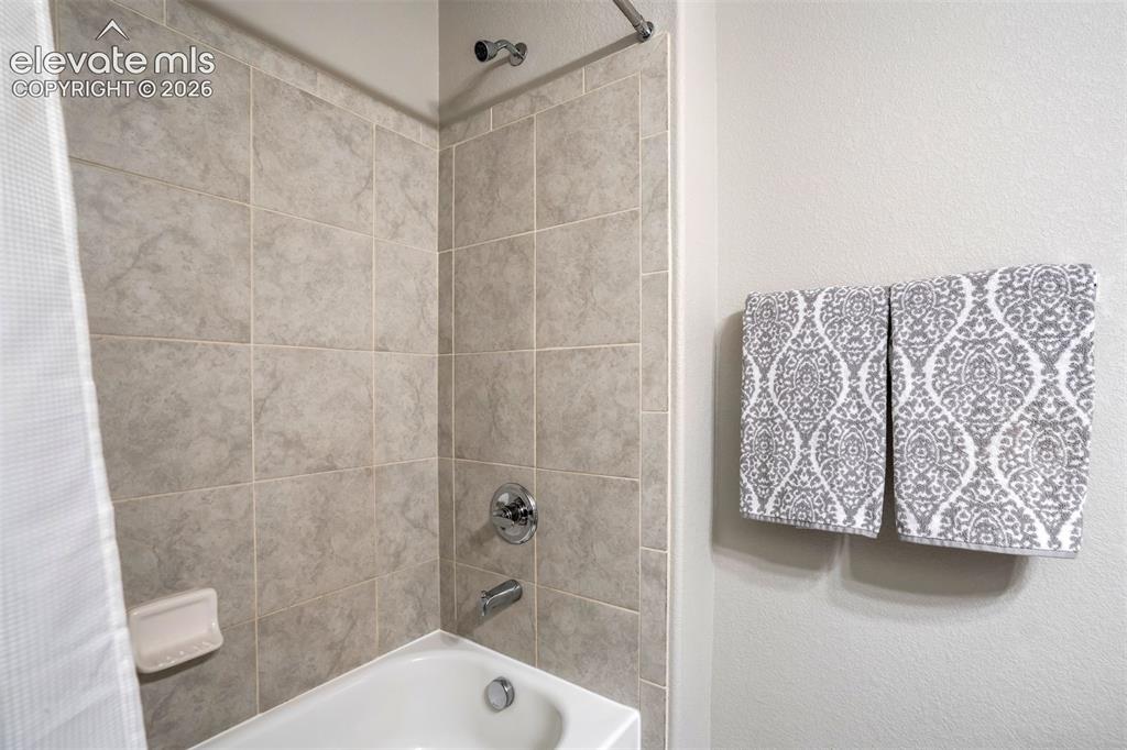 Image 35 of 49: Bathroom