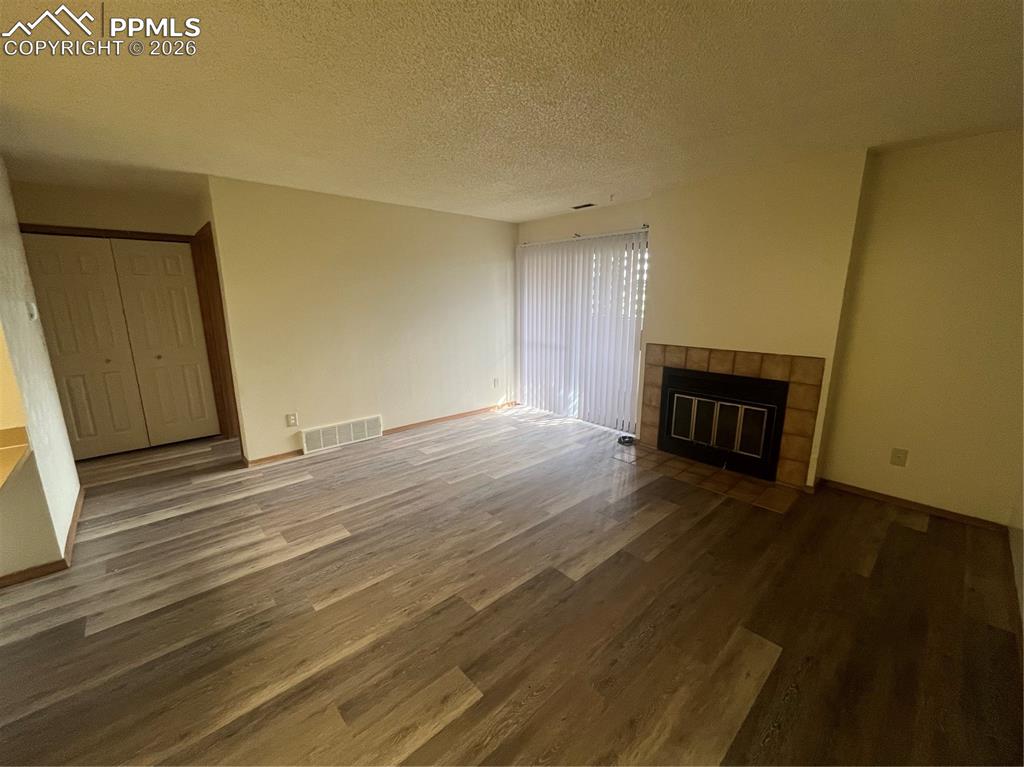 Image 2 of 11: Living Room