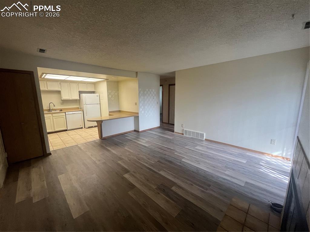 Image 3 of 11: Living Room