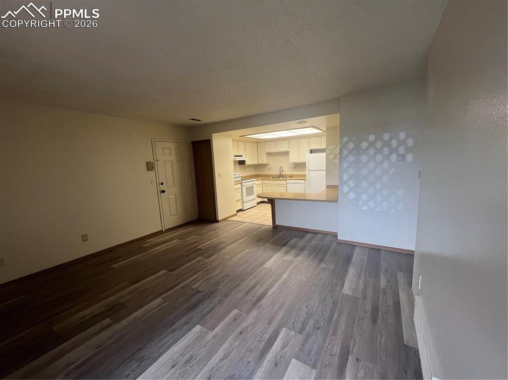 Image 4 of 11: Living Room