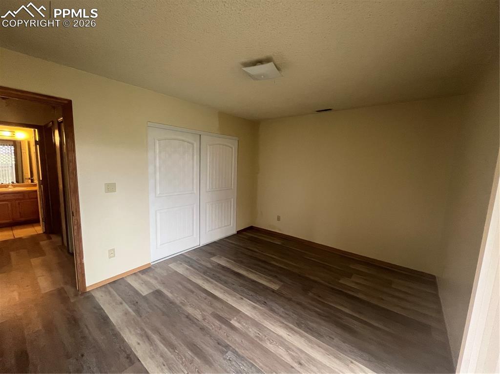 Image 5 of 11: Bedroom