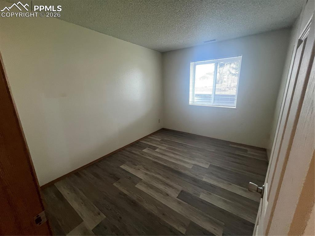 Image 6 of 11: Bedroom