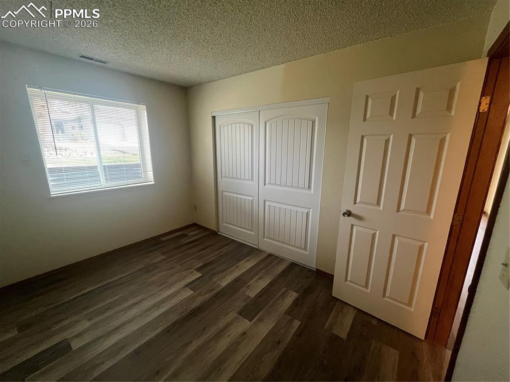 Image 7 of 11: Bedroom