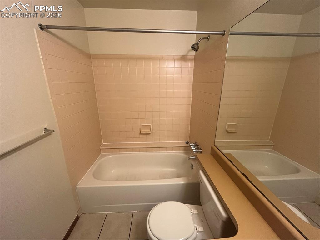 Image 8 of 11: Bathroom