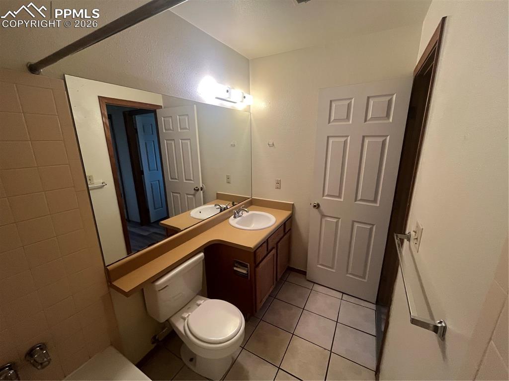 Image 9 of 11: Bathroom