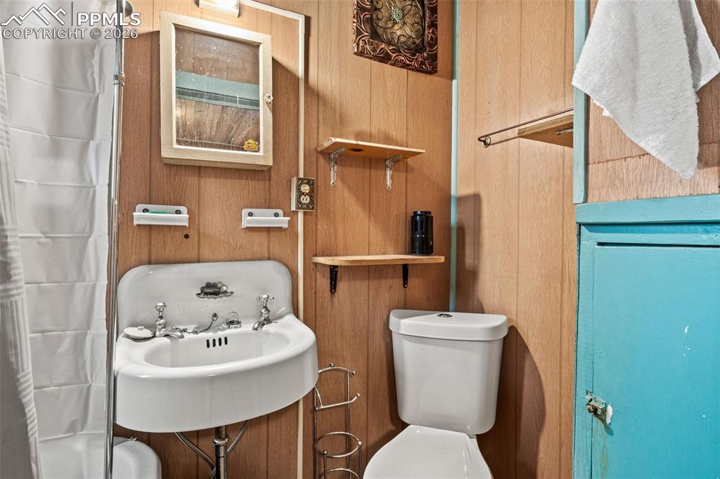 Image 15 of 30: Bathroom