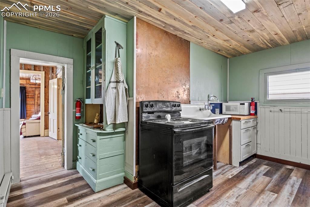 Image 18 of 30: Kitchen