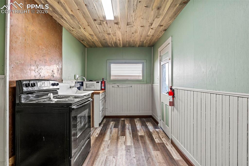 Image 19 of 30: Kitchen