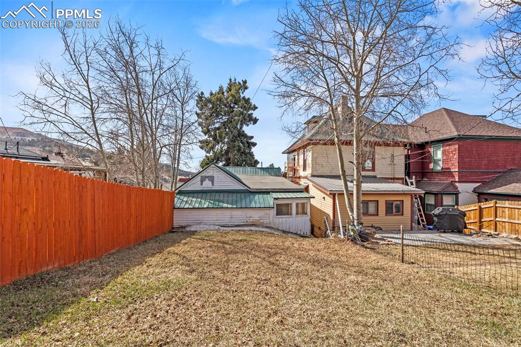 Image 30 of 30: Yard