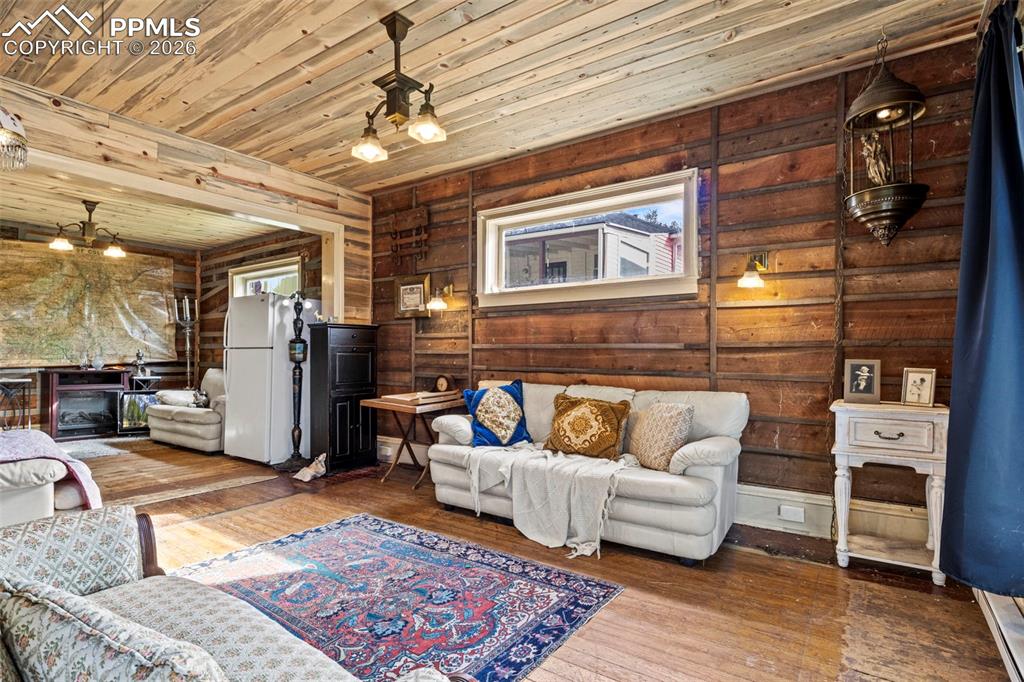 Image 5 of 30: Living Room