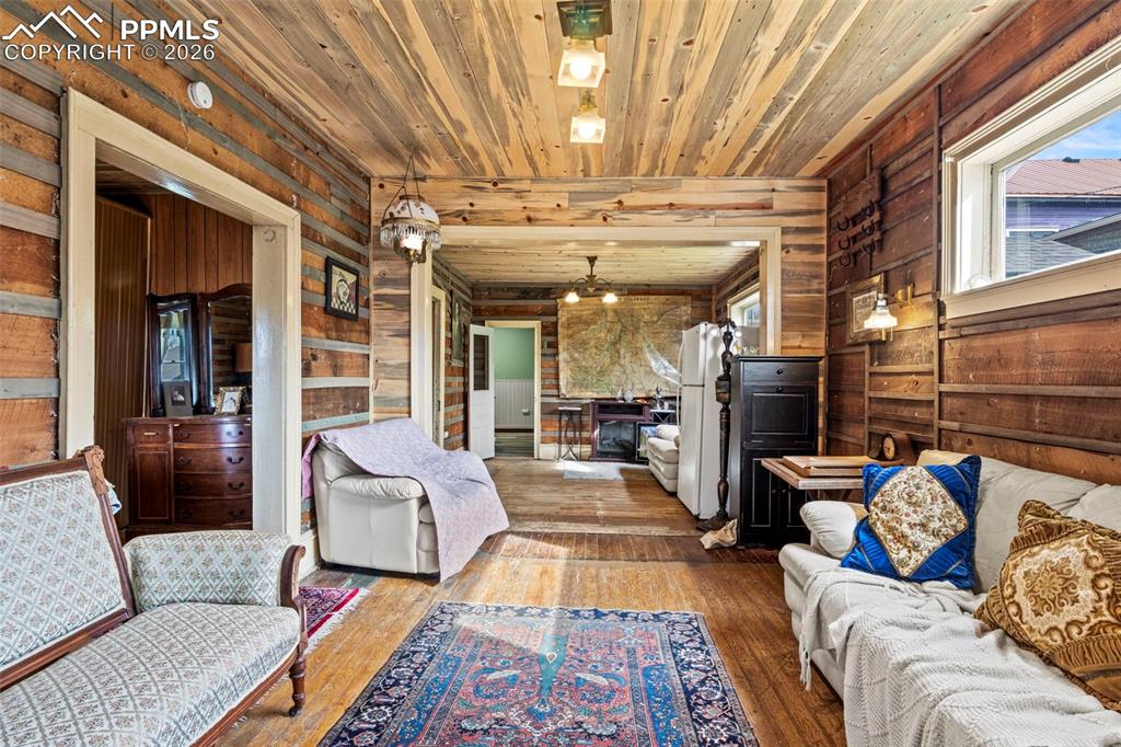 Image 6 of 30: Living Room