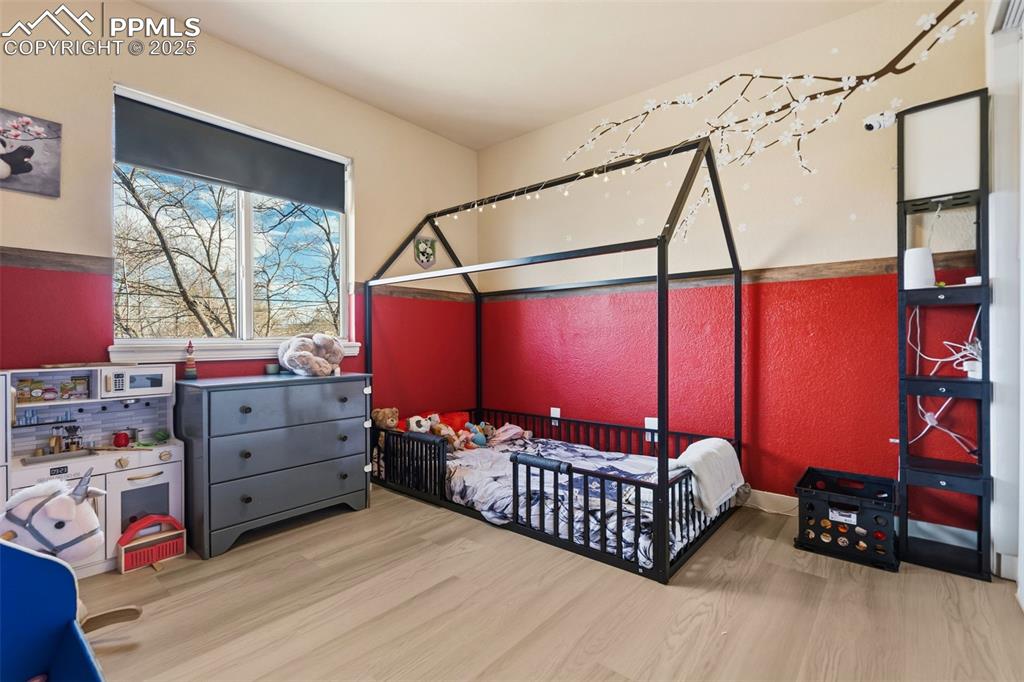 Image 14 of 24: Bedroom