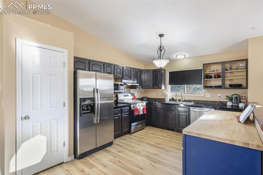 Image 5 of 24: Kitchen