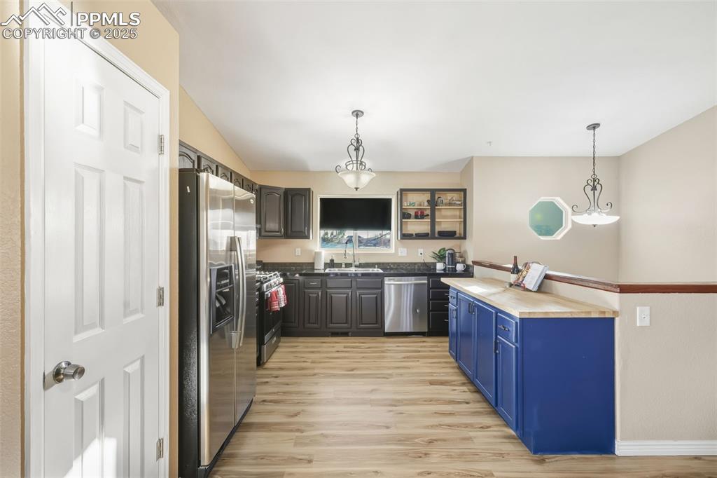 Image 6 of 24: Kitchen