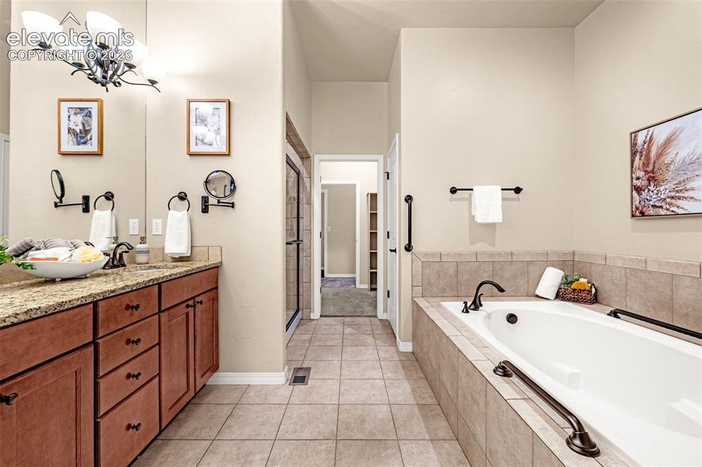 Image 17 of 46: Bathroom