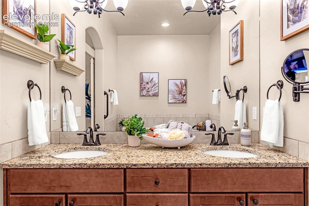 Image 18 of 46: Bathroom