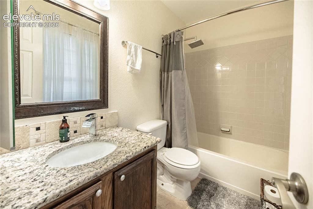 Image 19 of 45: Bathroom