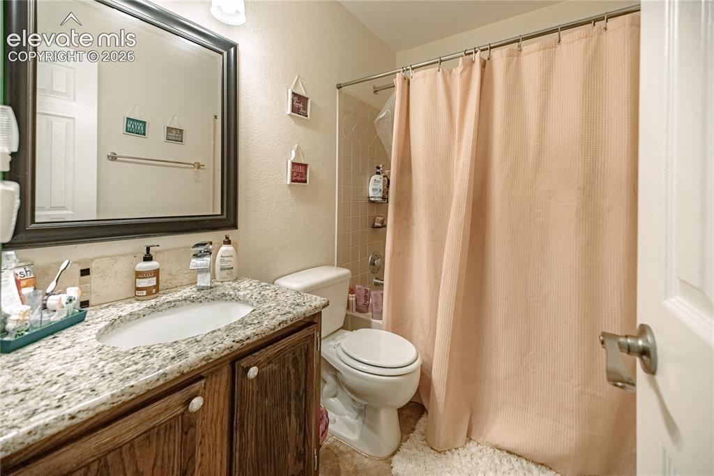 Image 22 of 45: Bathroom