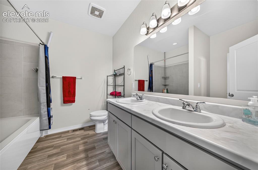 Image 9 of 16: Bathroom
