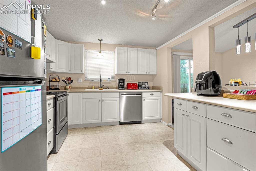 Image 19 of 38: Kitchen