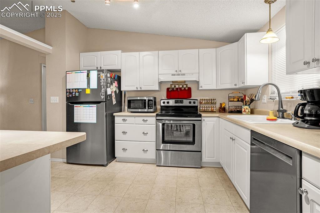 Image 22 of 38: Kitchen