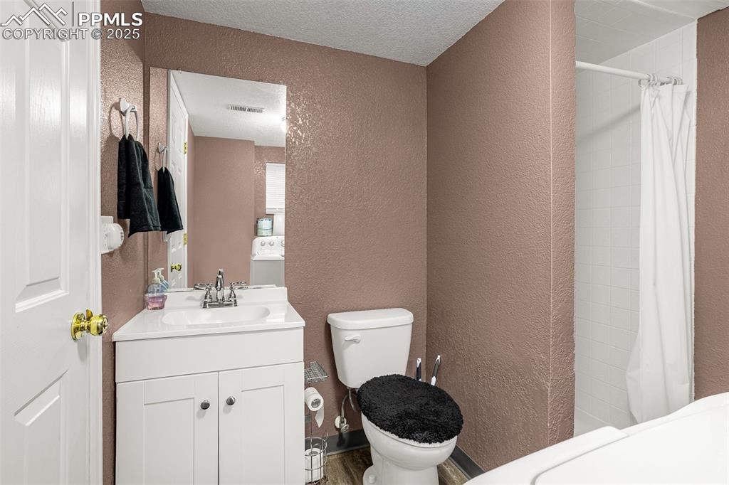 Image 36 of 38: Bathroom