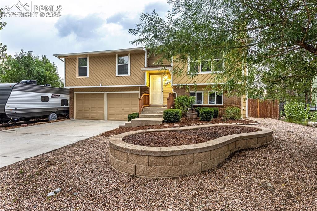 Image 4 of 38: Fully landscaped front yard!