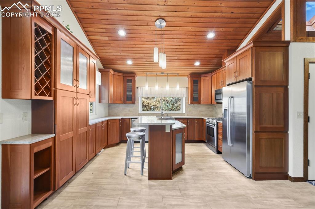 Image 24 of 50: Kitchen