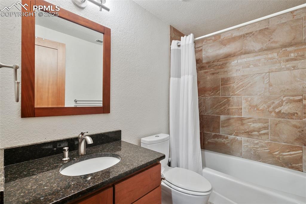 Image 29 of 50: Bathroom