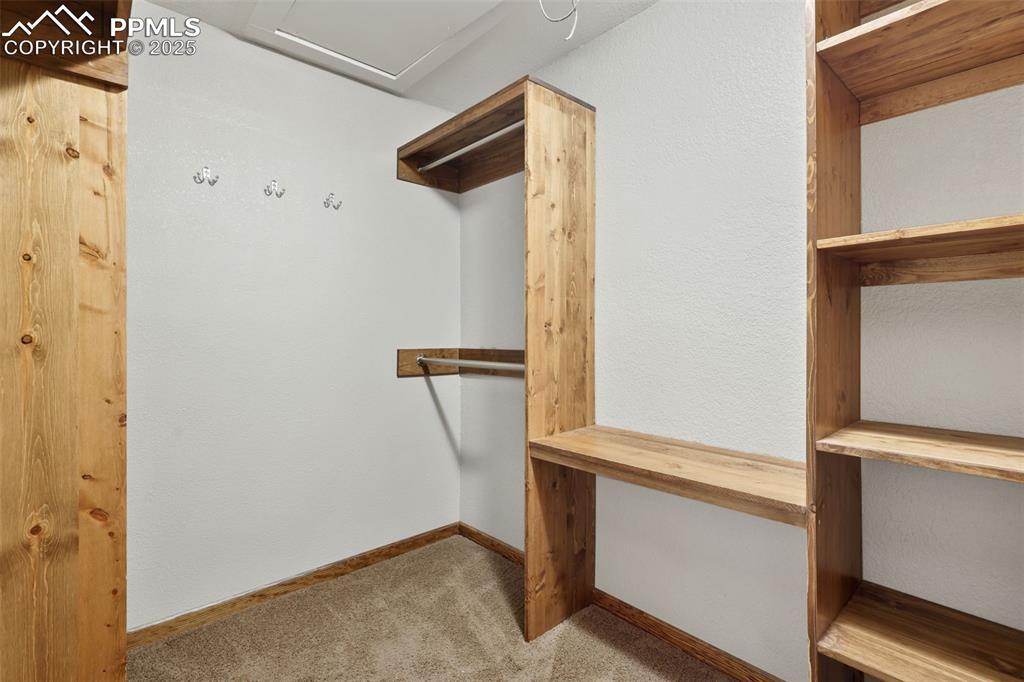 Image 34 of 50: Closet