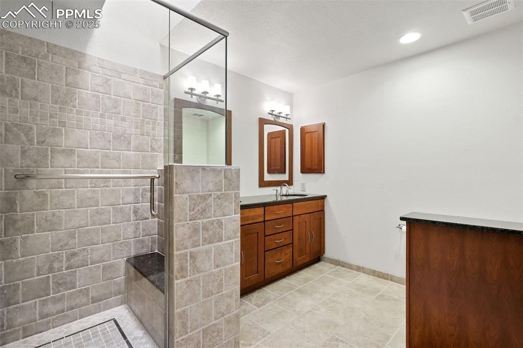 Image 35 of 50: Bathroom