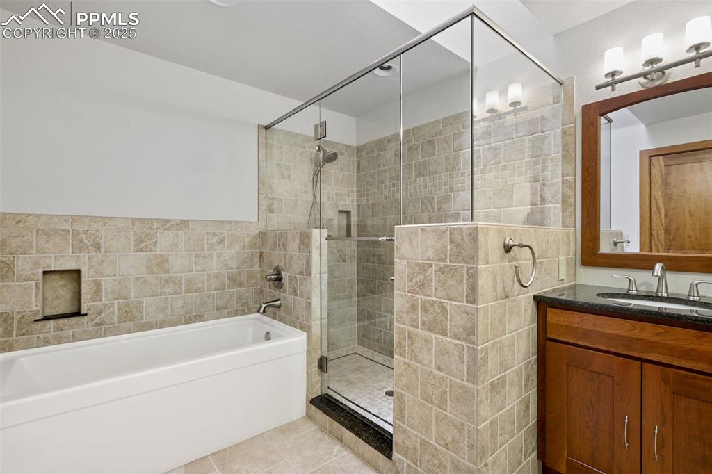 Image 36 of 50: Bathroom