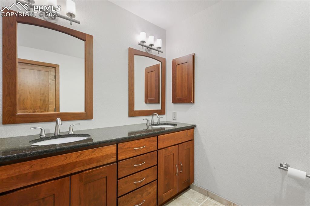 Image 37 of 50: Bathroom