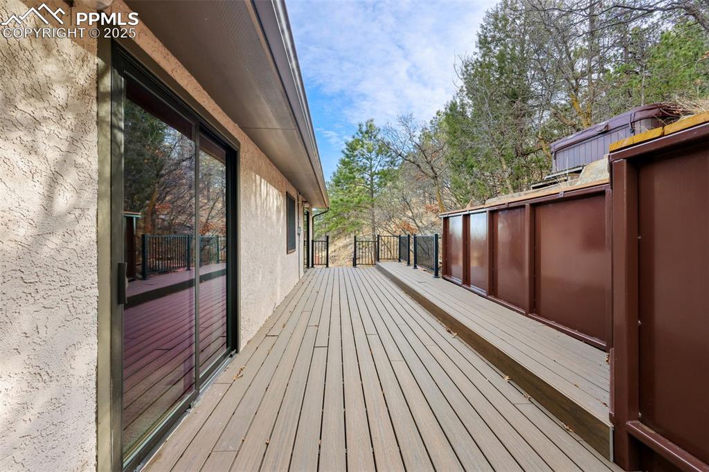 Image 45 of 50: Deck