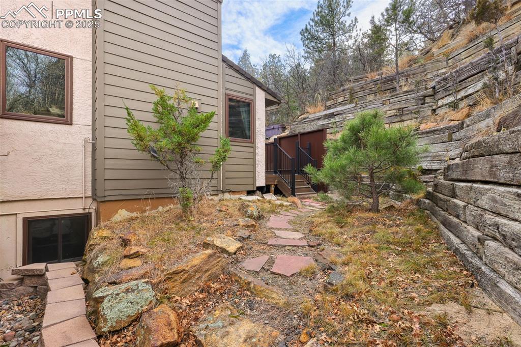 Image 48 of 50: Yard