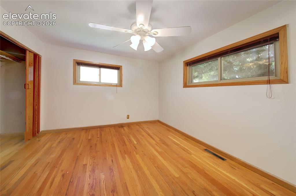 Image 10 of 30: Bedroom