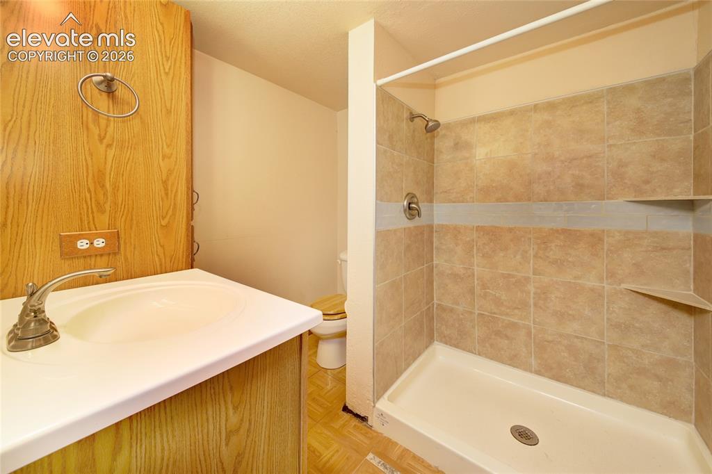 Image 14 of 30: Bathroom