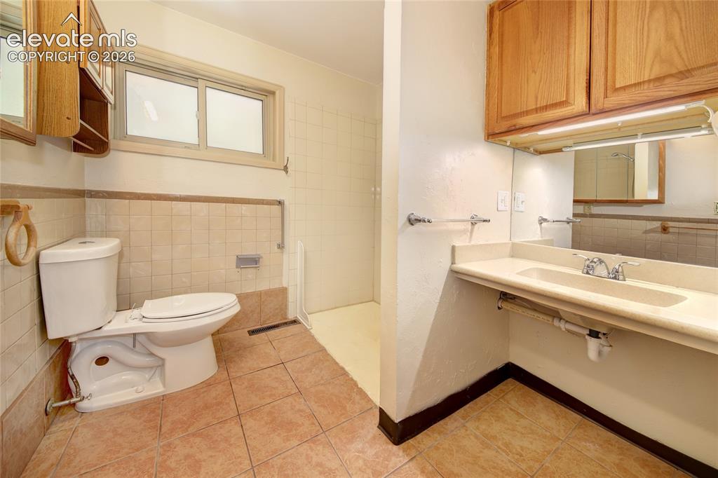 Image 15 of 30: Bathroom