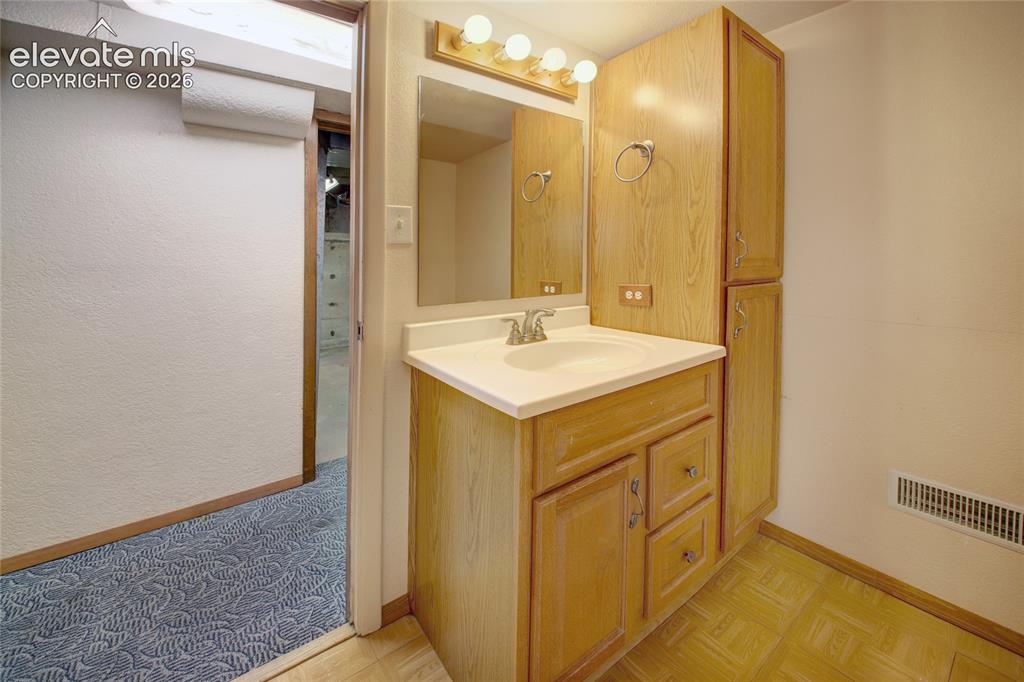 Image 20 of 30: Bathroom
