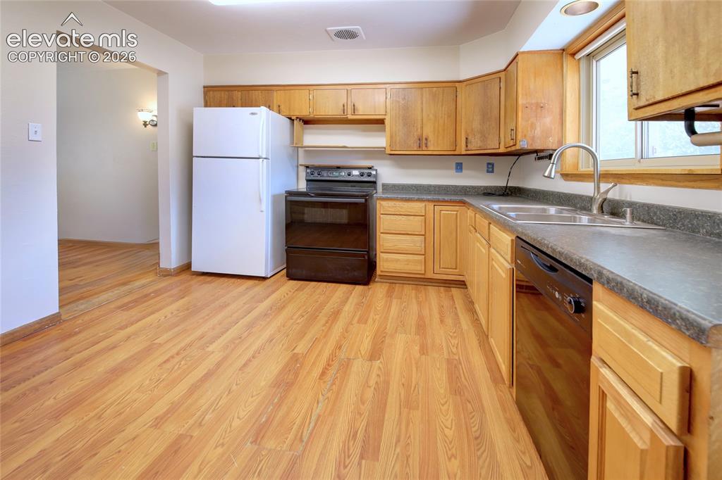 Image 3 of 30: Kitchen