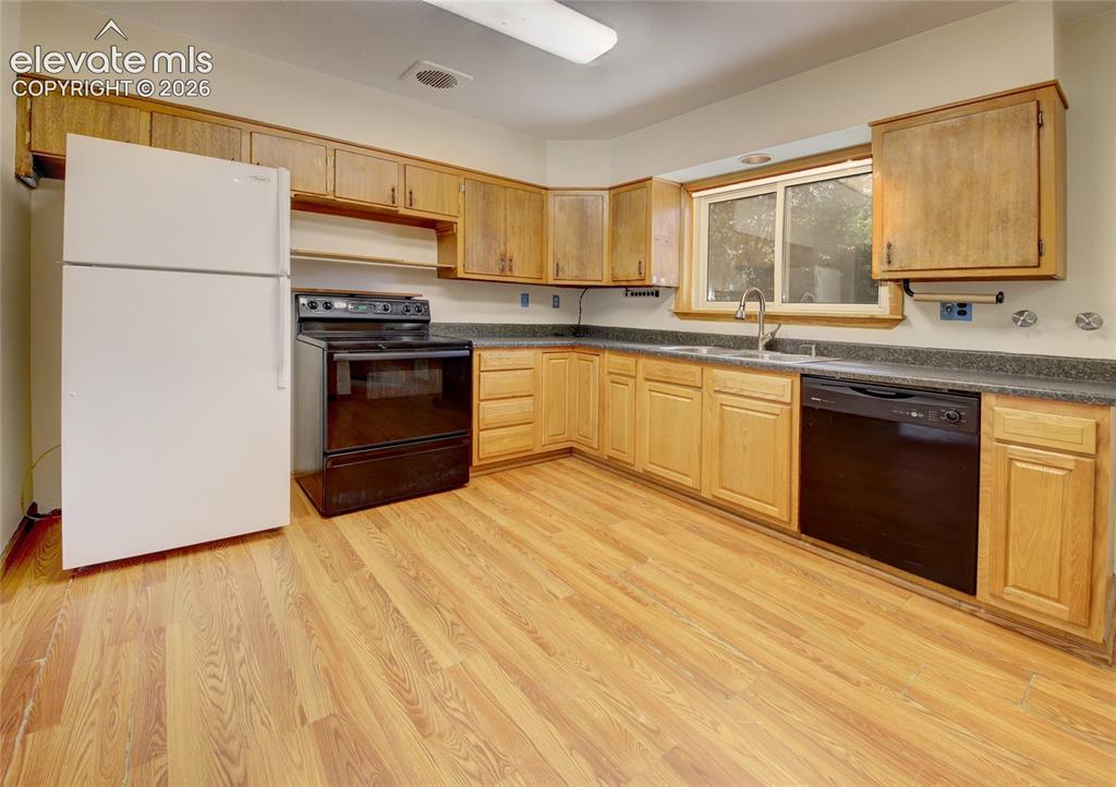 Image 4 of 30: Kitchen