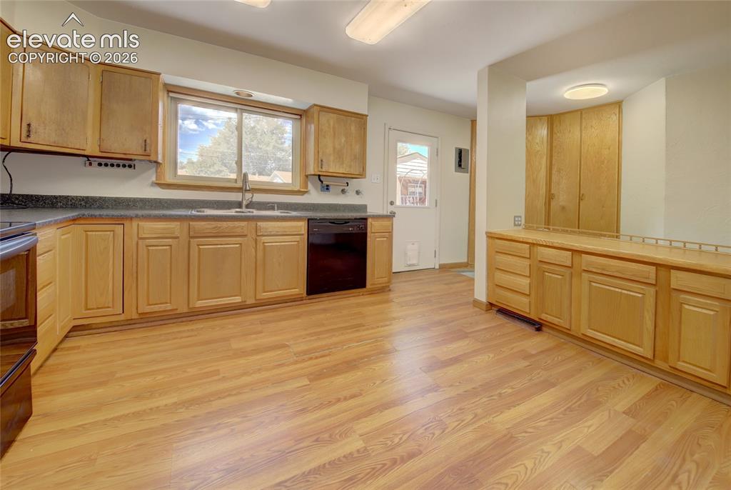 Image 5 of 30: Kitchen