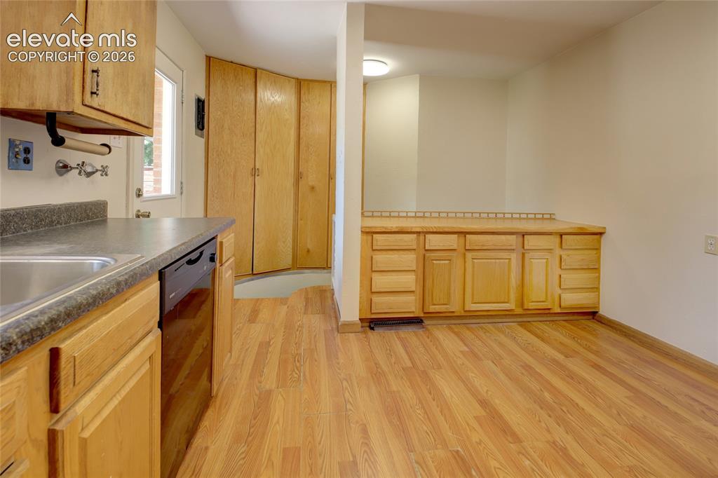 Image 6 of 30: Kitchen