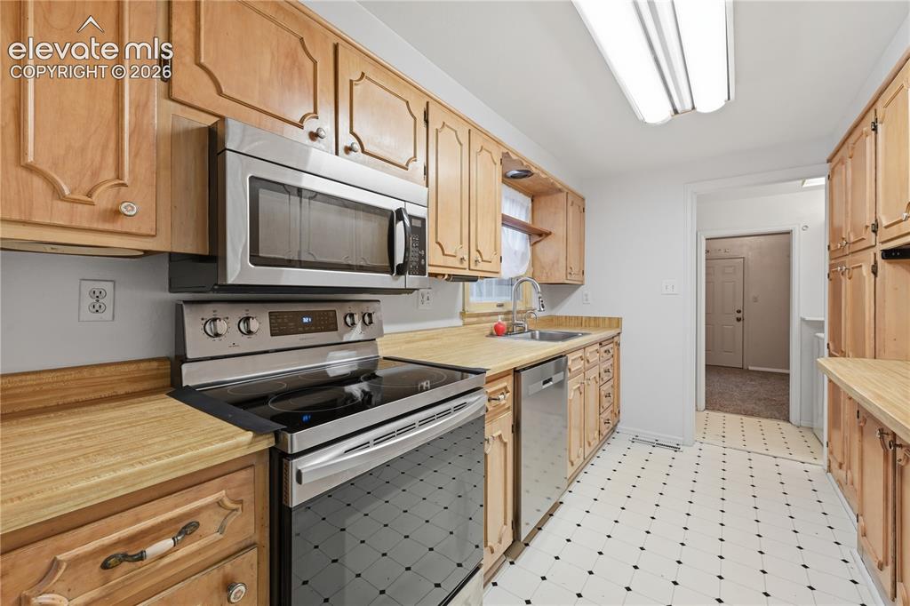 Image 10 of 32: Kitchen
